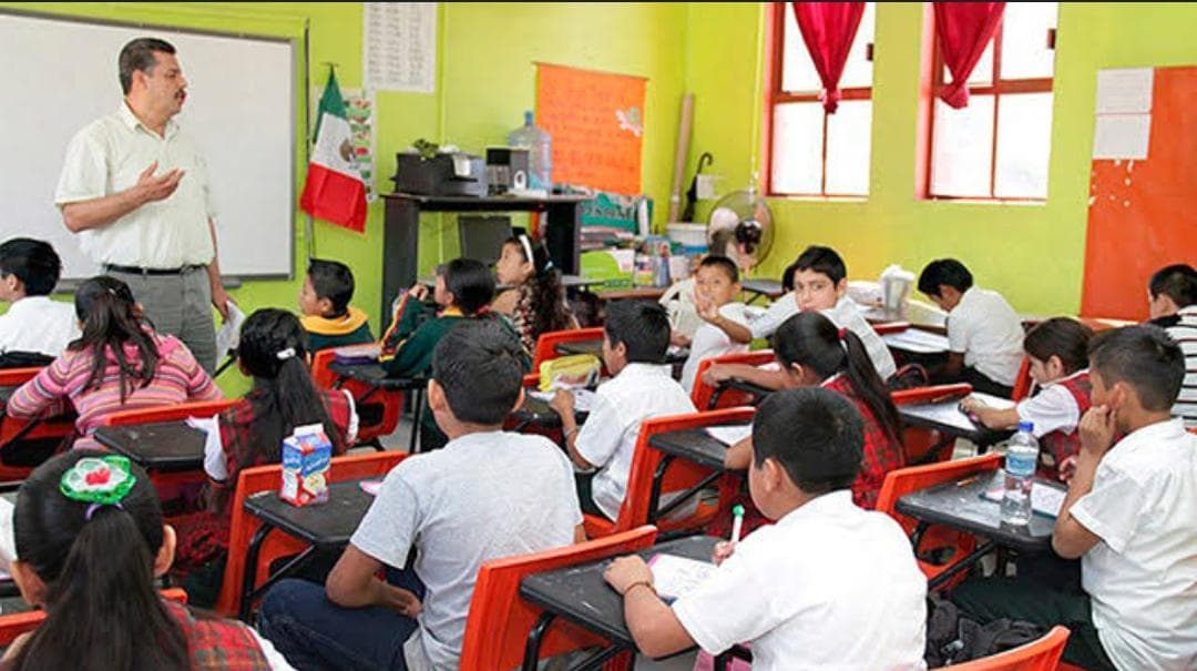 ¡Maestros en Michoacán ganan más que AMLO!