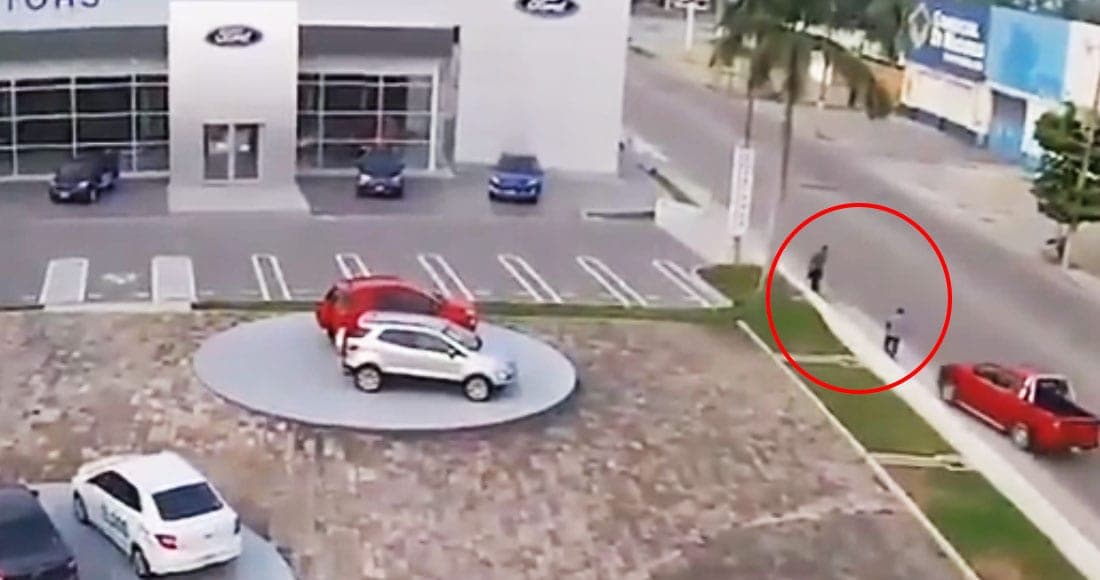 Video: Atropellan a ladrones tras robarle a pareja de transeúntes