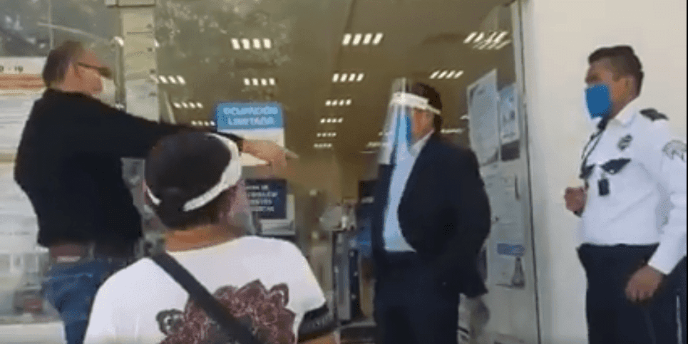 Video: Se niega a que le tomen temperatura porque "le matan neuronas"