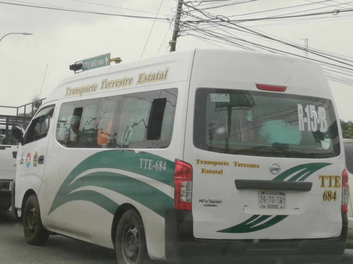 Denuncian que transporte público de Cancún va lleno de gente sin cubrebocas