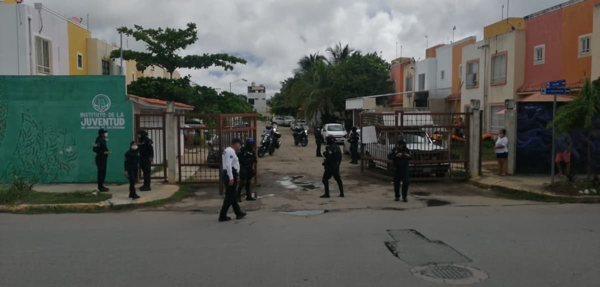Policías de Playa del Carmen persiguen a sospechoso de "apuntarles con un arma"