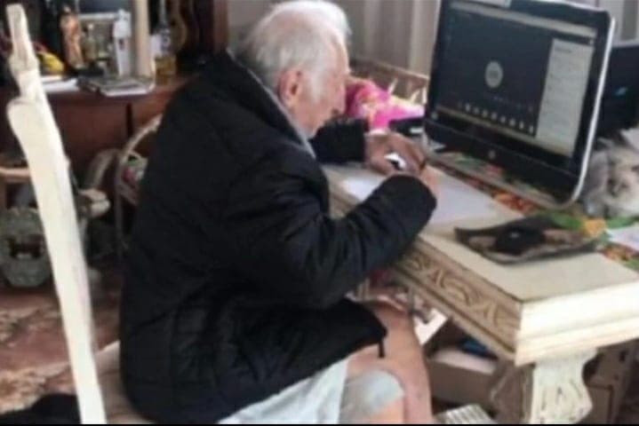 Ancianito de 92 años estudia en línea para ser arquitecto y ¡cumple su sueño!