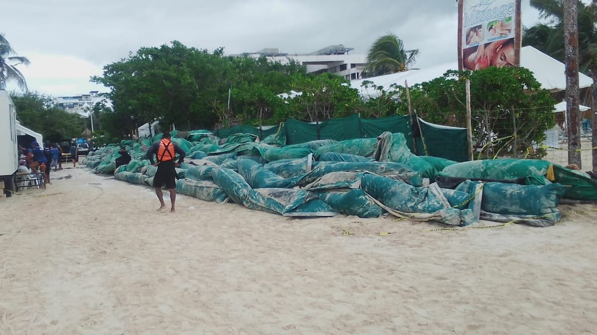 Resguardan barrera antisargazo por depresión tropical