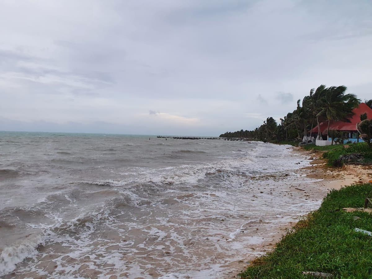 Ordenan evacuar Punta Allen por depresión tropical