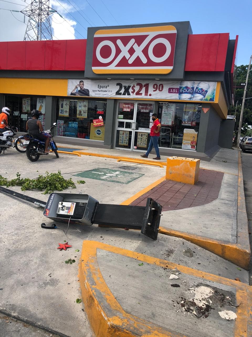 Camión arrasa con caseta telefónica en Cancún