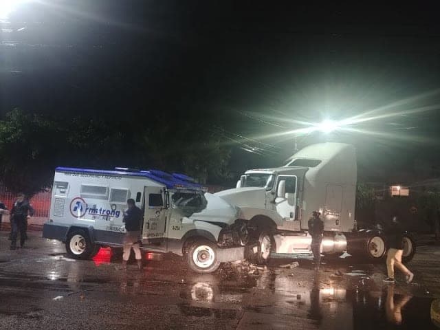 Asaltan camioneta de valores con tráiler y sin un solo disparo se roban millonario botín
