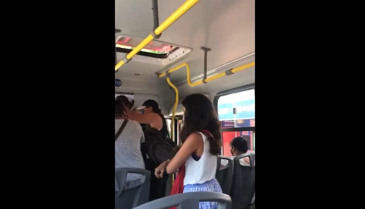 Video: Estalla riña al interior de camión en Cancún