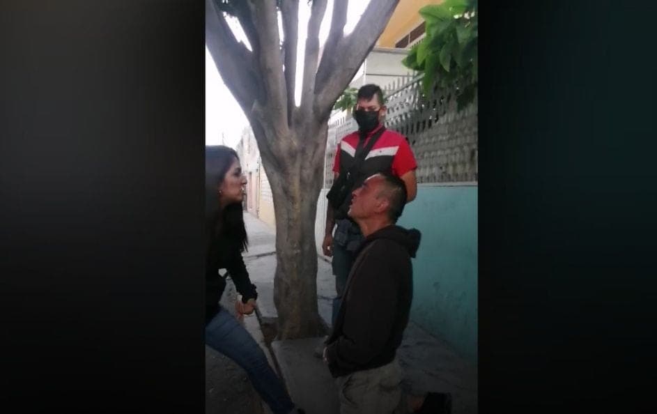 Video: Por 'robar al barrio', asaltante se arrodilla ante su víctima y deja que lo golpee
