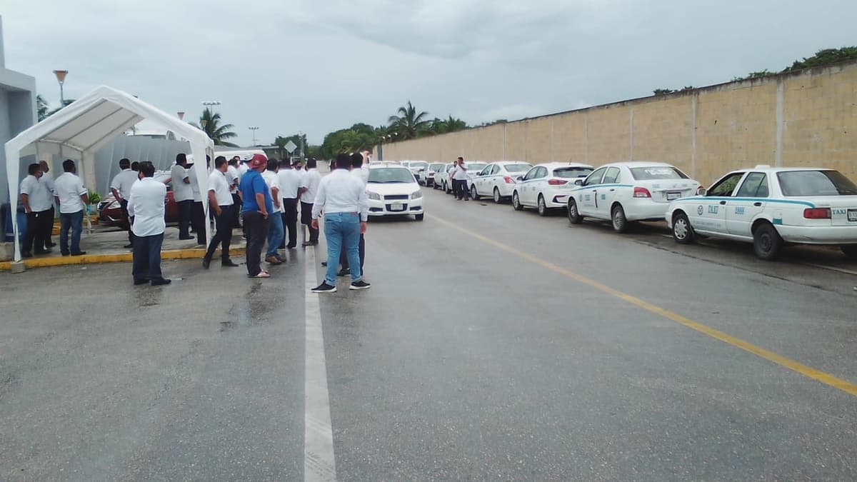 Taxistas presionan a su sindicato para mantener el "Hoy No Circula"