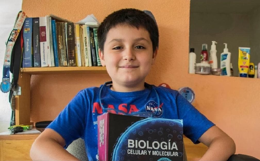 Niño genio de 14 años va por su segunda carrera: Ingeniería Biomédica