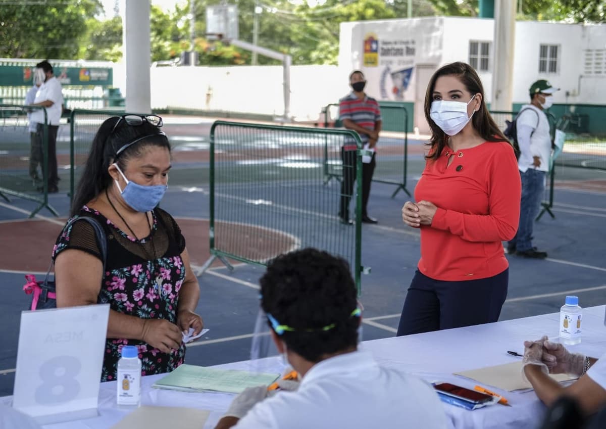Cumple Mara Lezama con segundo pago de becas en Cancún