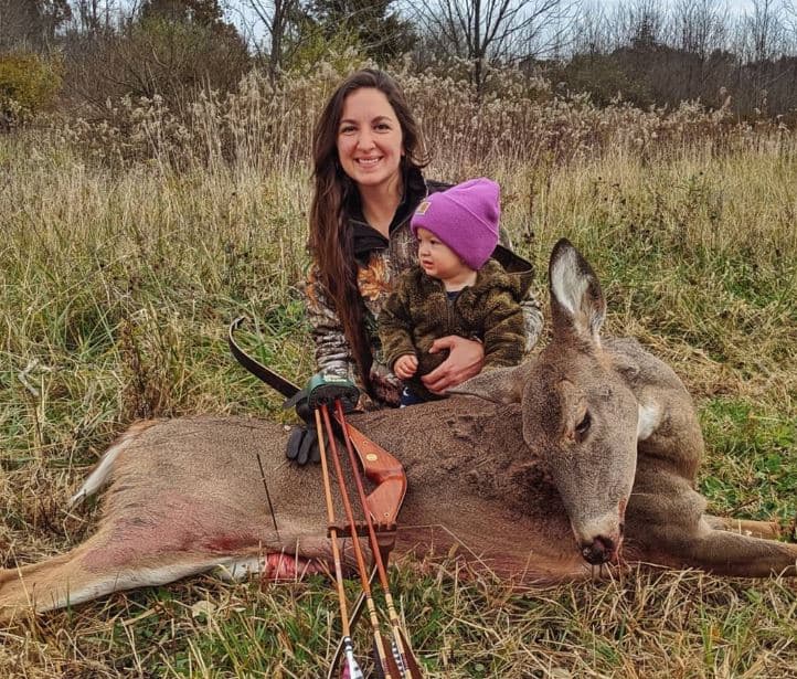 FOTOS: Lleva a su hija de dos años a cazar para que lo vea como algo 'normal'