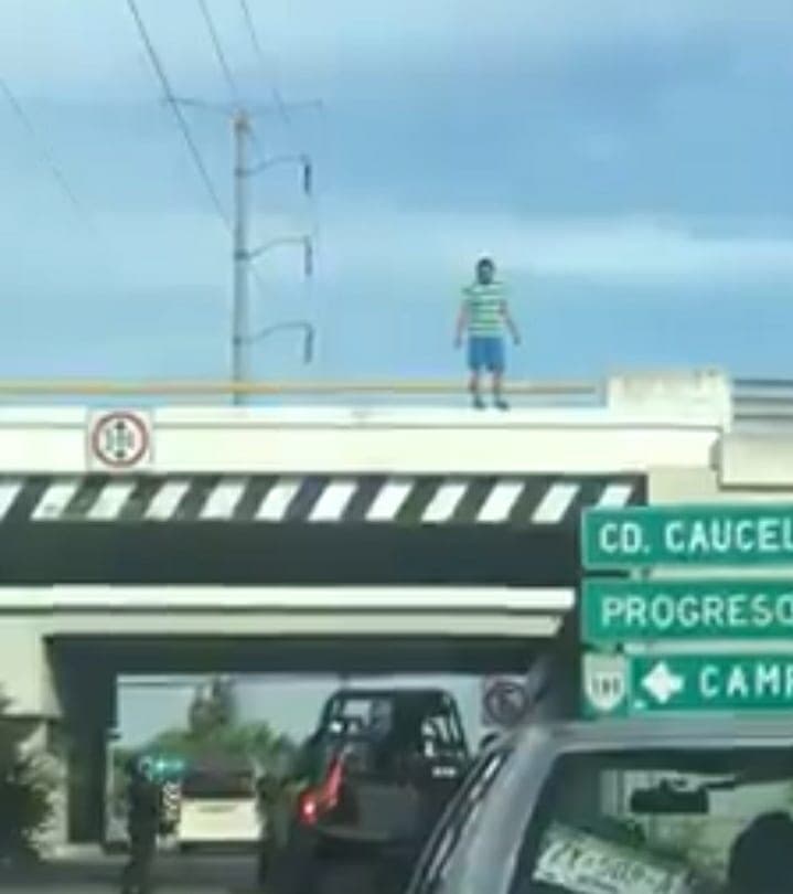 Video: Intenta quitarse la vida y se lanza de un puente; cae sobre un policía en Yucatán