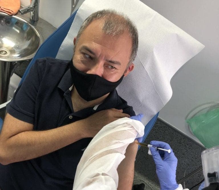 ¡Conócelo! Este es el primer mexicano del mundo en vacunarse contra el Covid-19