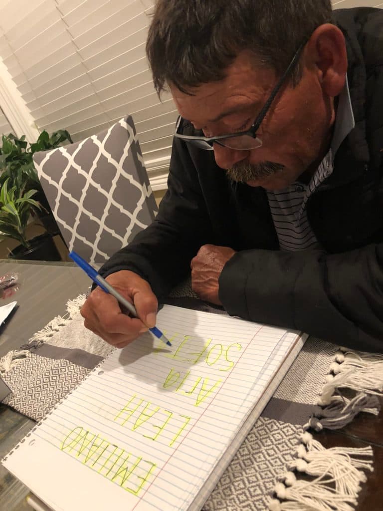 Ancianito aprovecha pandemia para aprender a leer y escribir; se viraliza