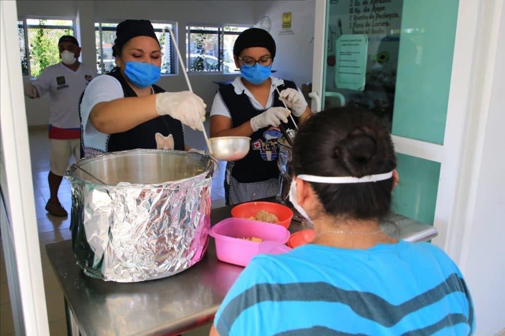 Comedores solidarios en Playa del Carmen han entregado más de 134 mil raciones de alimentos
