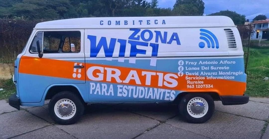 Ofrece internet a bordo de su combi a estudiantes en Chiapas