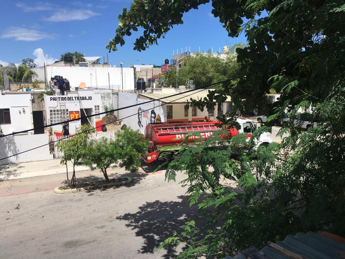 Video: Surte Bomberos de agua al Partido del Trabajo
