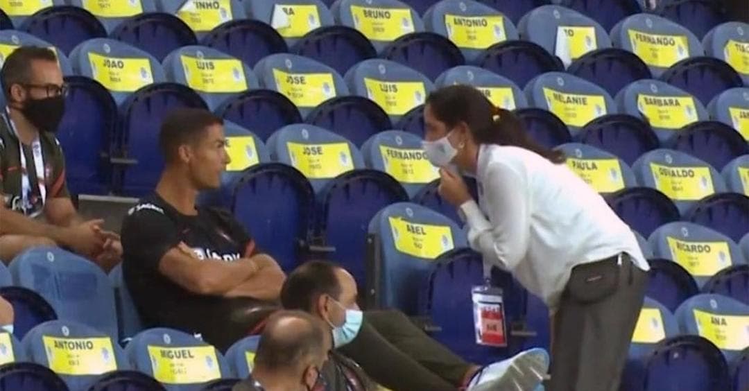 Video: Llaman la atención a Cristiano Ronaldo por no usar cubrebocas