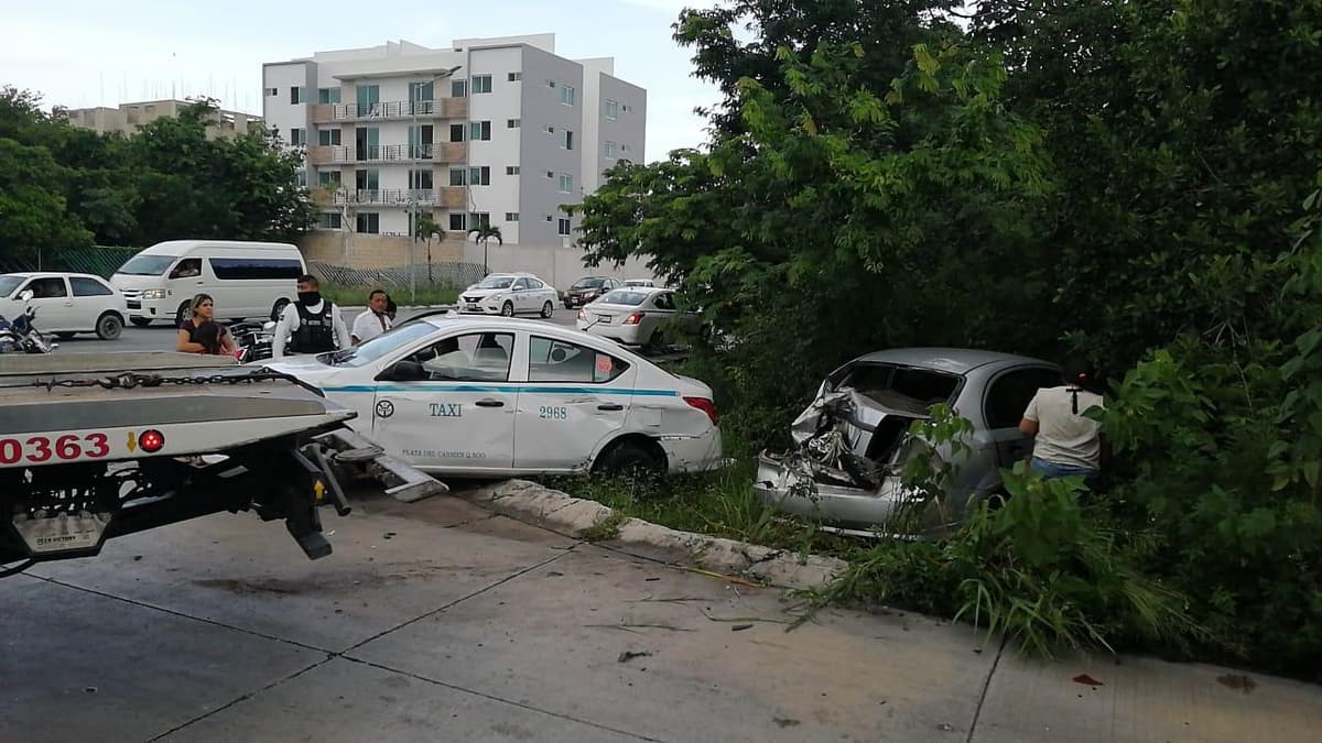 Volquete genera aparatosa carambola en Playa del Carmen