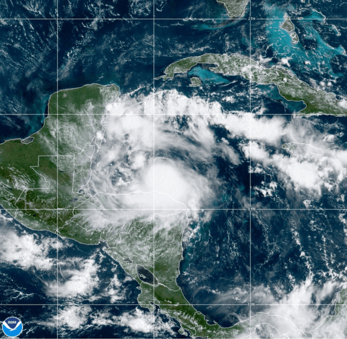 Huracán 'Nana' ingresa a Belice y se degrada a tormenta
