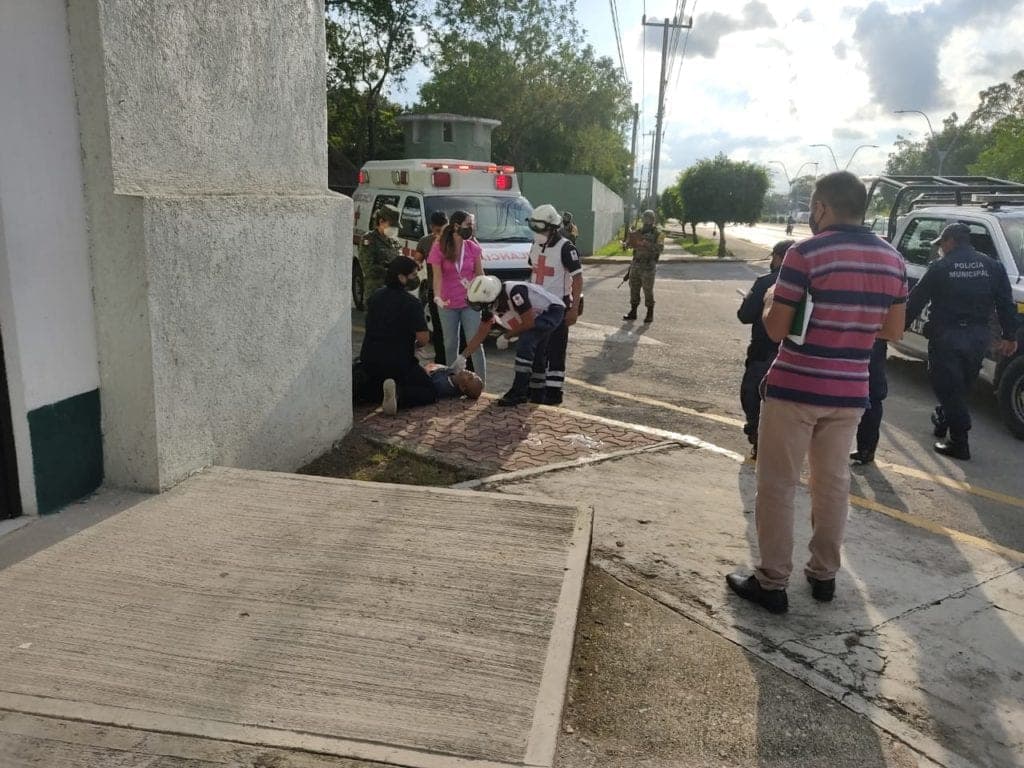 Hombre se abre las venas y se clava cuchillo en el pecho frente al batallón militar de Cancún
