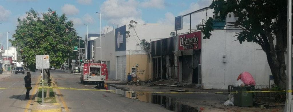 Bajo 'extrañas circunstancias' se incendian 2 establecimientos y un bar en Playa del Carmen