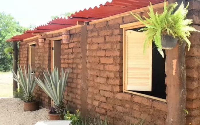 Donan casa hecha de sargazo a una madre soltera en Cancún