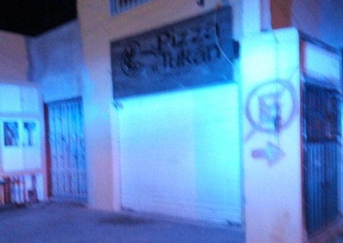 Tulum: dueño de Pizzería descubre a sujetos rociando combustible en su negocio
