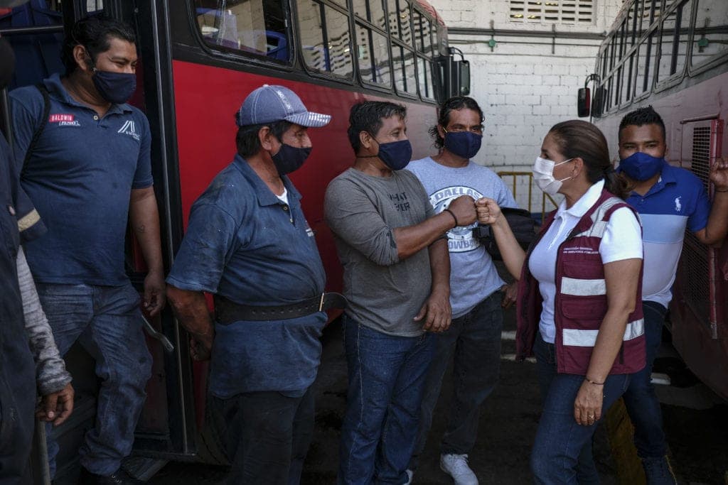 Transportistas públicos, gran apoyo durante el paso del huracán “Delta” en Cancún