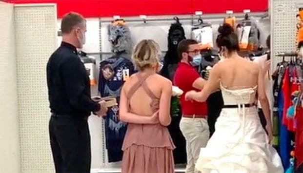 Video: Con vestido de novia y sacerdote, mujer le exige a su pareja que se casen