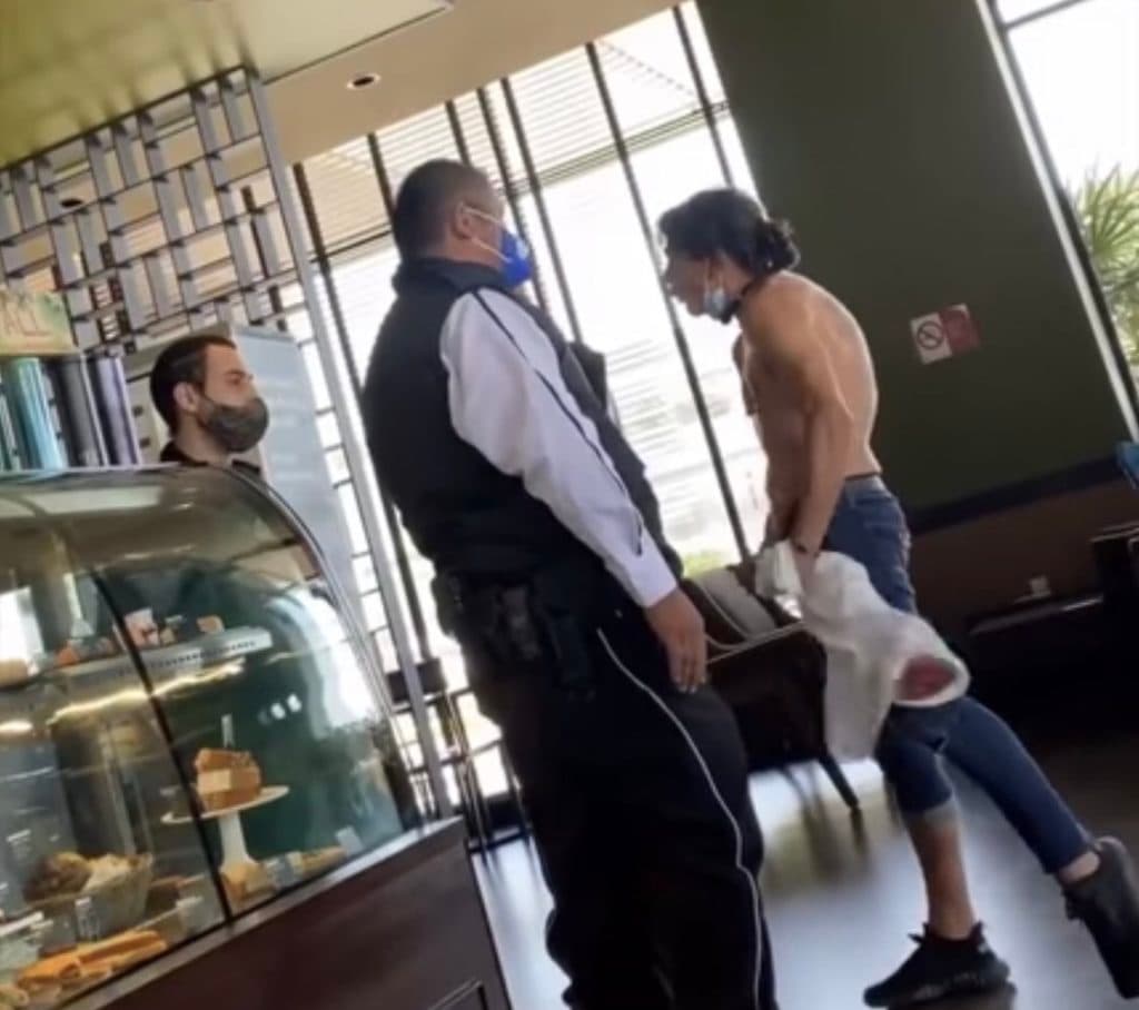 Video: Amenaza con "comerse" a empleado de cafetería y lo apodan "Lord Pantera"