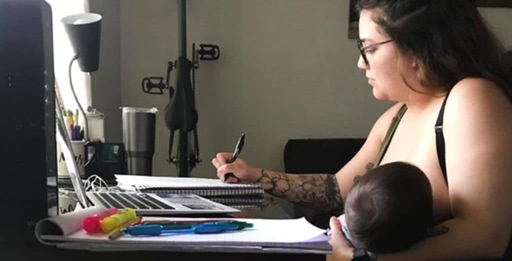 Prohíben a joven amamantar a su bebé mientras toma clases; acusa discriminación