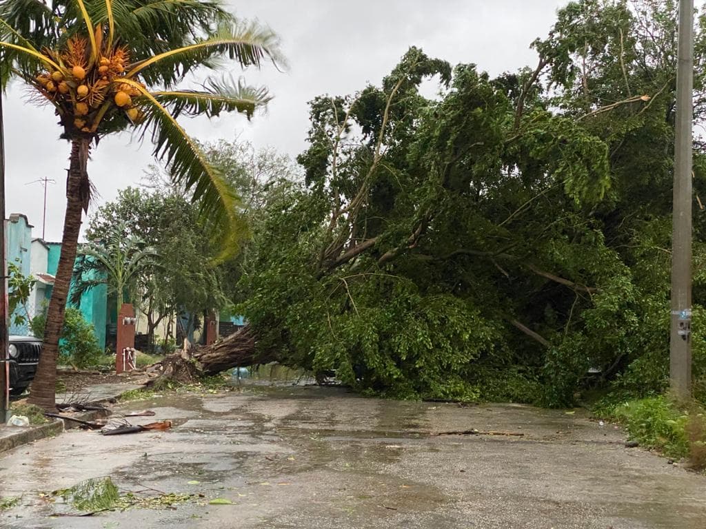 'Delta' deja sin luz a la mitad de habitantes en Cancún, Playa del Carmen y Cozumel