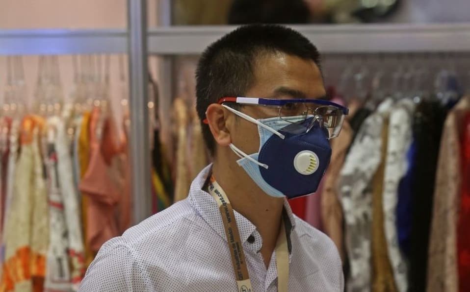 Cubrebocas con válvula no sirven para prevenir el coronavirus: Secretaría de Salud