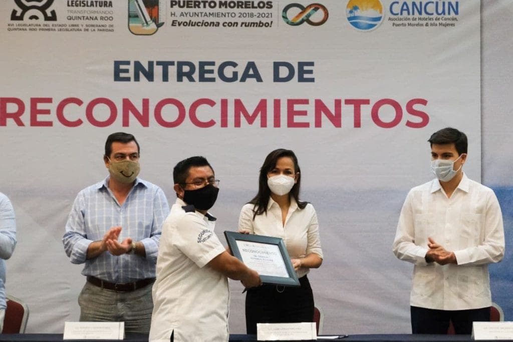 Entregan reconocimientos a trabajadores del sector turístico en Puerto Morelos