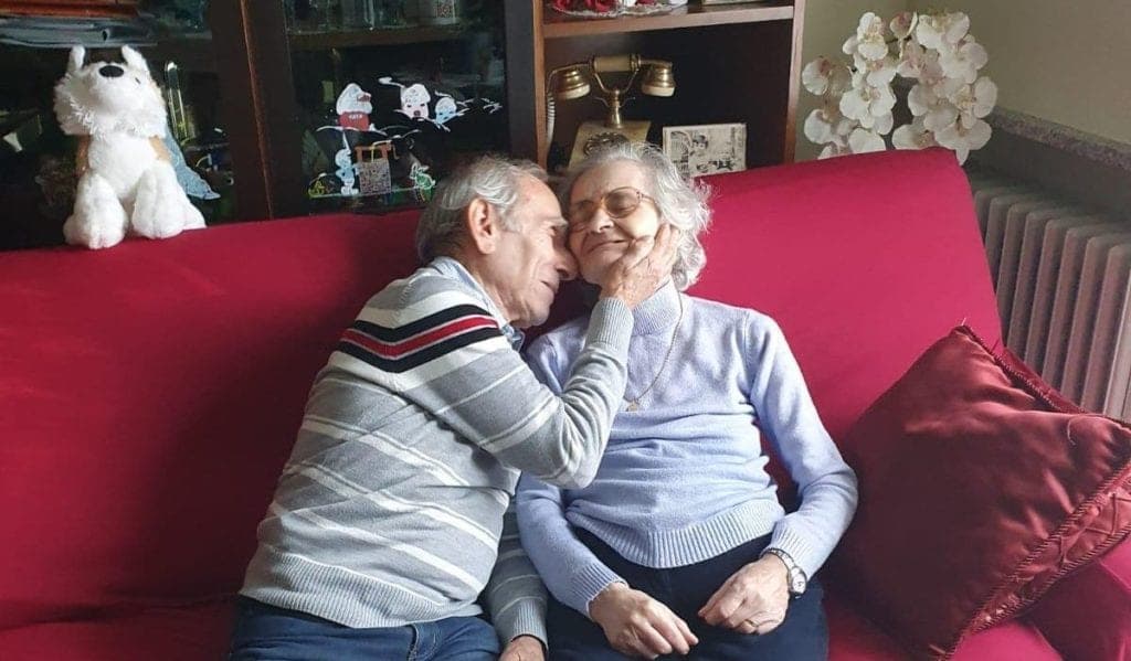 Falleció la mujer a quien su esposo le llevaba serenata afuera del hospital