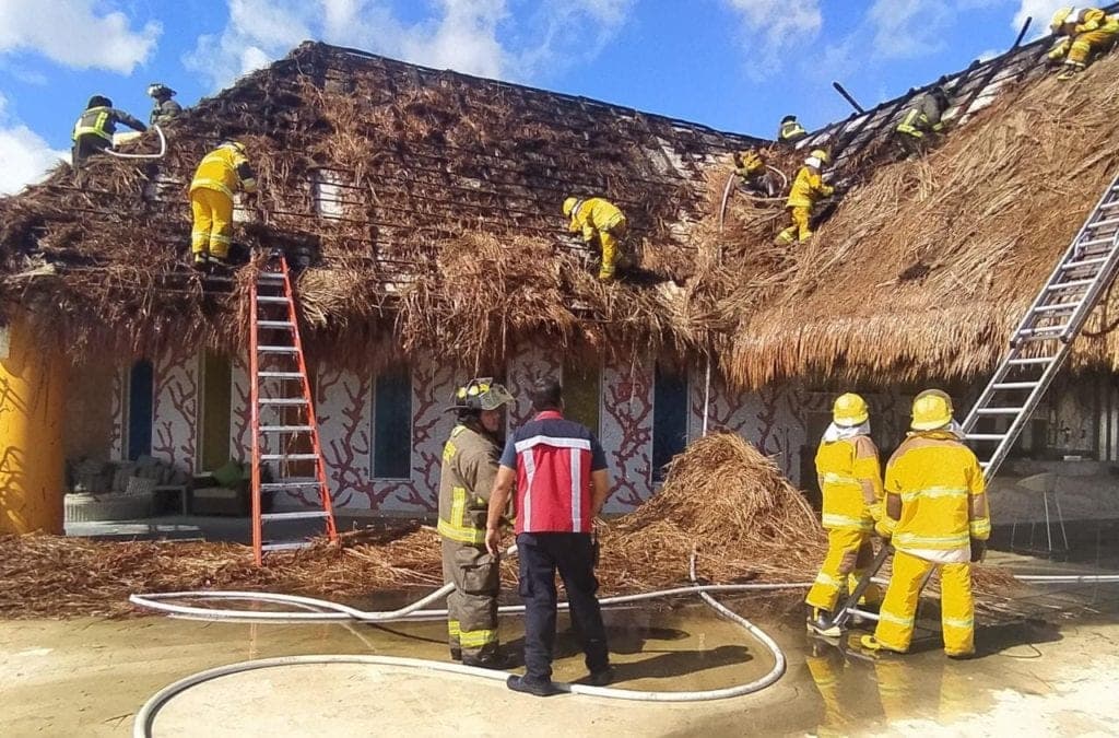 Arde palapa en el Moon Palace de Cancún