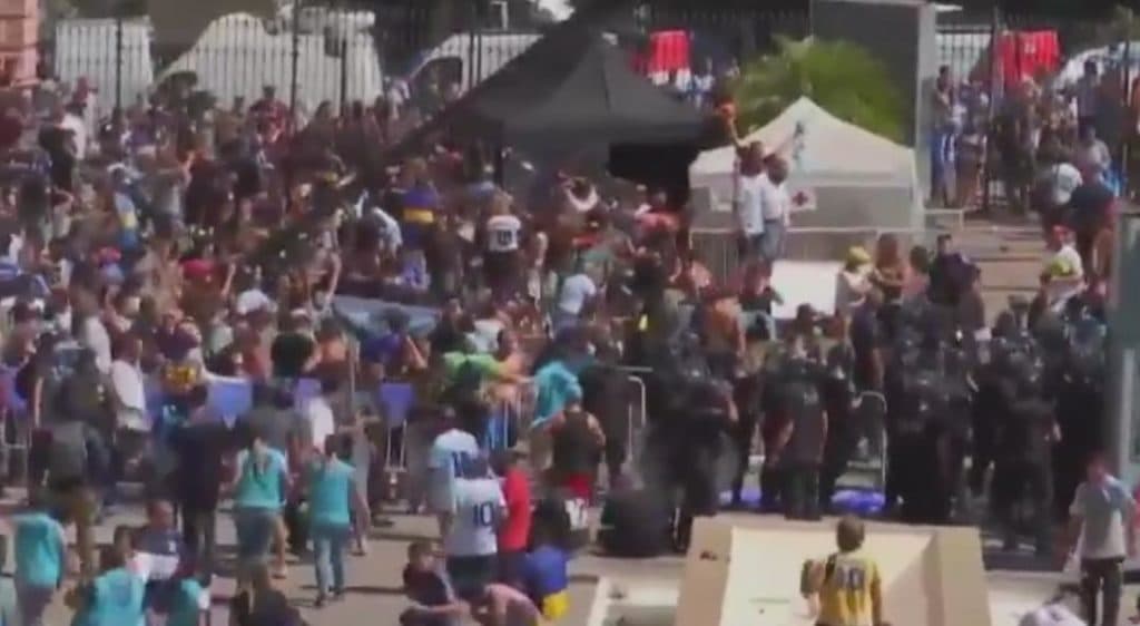 Video: Empujones, golpes, disturbios y disparos afuera del velorio de Maradona