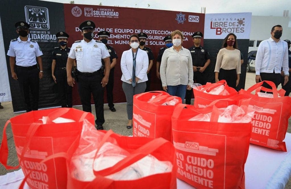 Entregan Gobierno e IP 11 mil cubrebocas a policías de Playa del Carmen