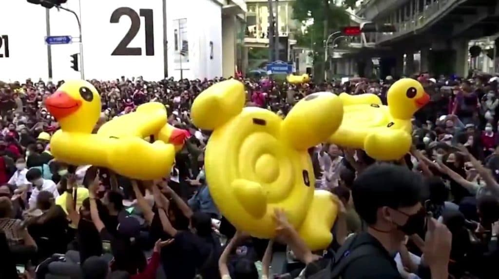 Video: Patos inflables gigantes son usados como escudos en protestas en Tailandia