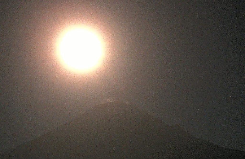 Video: Se viraliza espectacular imagen del Popocatépetl y la Luna