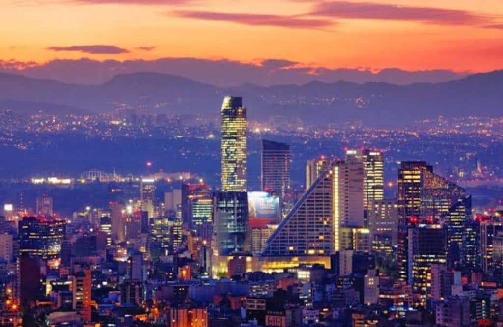 Recuerda la gente al Distrito Federal en el aniversario de su creación