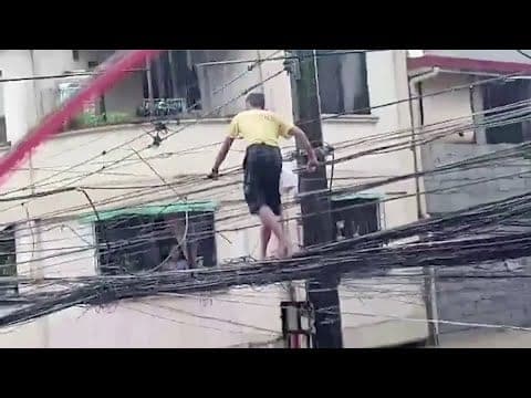 Por alimento, arriesga su vida al caminar por cables de alta tensión durante inundaciones