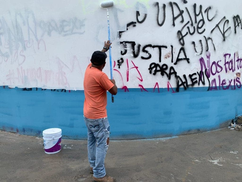 Tras manifestaciones, limpian y pintan la Fiscalía y el Ayuntamiento de Cancún
