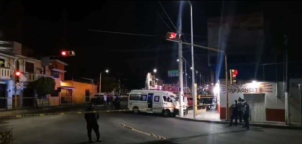 Video: Asesinan a chofer de combi, una mujer y un niño durante asalto en Puebla
