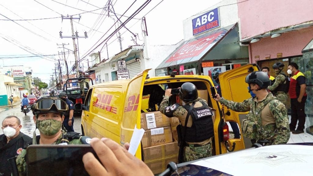 ¡Perros buscan armas! en operativo a empresas de paquetería en Cozumel