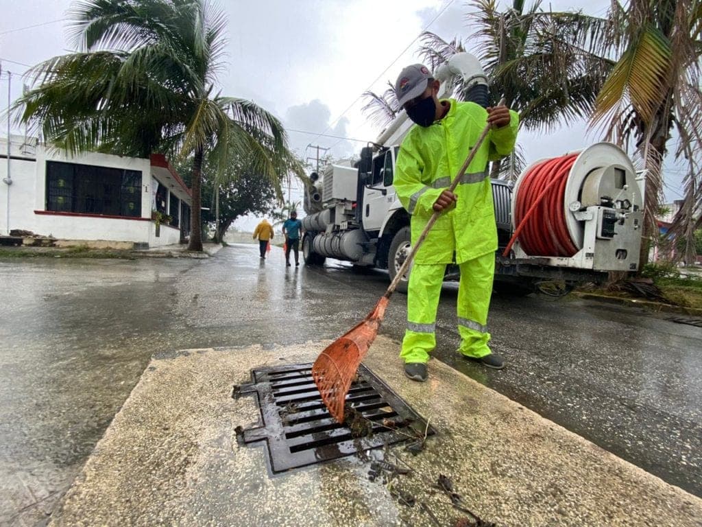 Tras las fuertes lluvias, limpian rejillas y captadores en Cancún