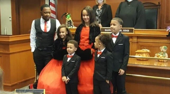 Para que no sufran como él, hombre soltero adopta a cinco hermanitos