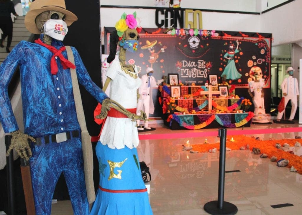 Ciudadanos de Cancún mantienen medidas sanitarias en celebraciones de Día de muertos